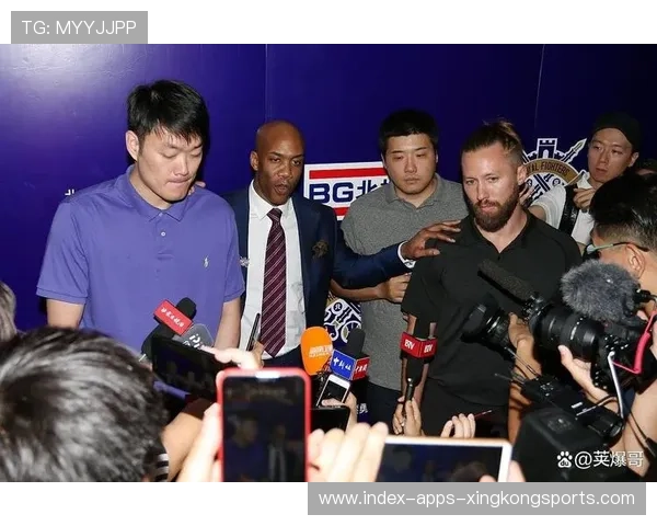 UFC奇迹瞬间:一脚让顶级选手翻滚三圈,震撼全场的瞬间揭秘 UFC奇迹瞬间:一脚让顶级选手翻滚三圈,震撼全场的瞬间揭秘