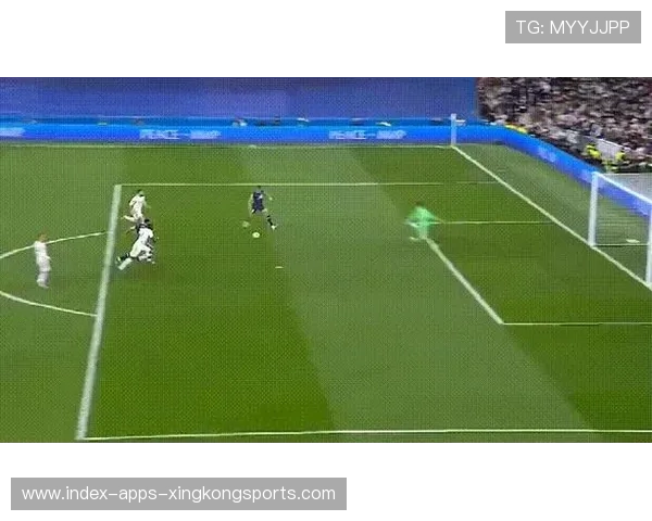 姆巴佩连续假动作后低平传中,法国前场配合到位 姆巴佩连续假动作后低平传中,法国前场配合到位