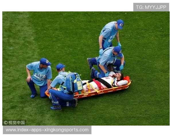 球员赛中受伤被抬出场,医疗团队紧急评估——守护运动员健康的第一线 球员赛中受伤被抬出场,医疗团队紧急评估——守护运动员健康的第一线