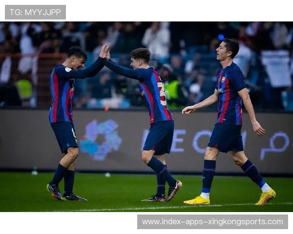 巴萨莱万背身做球队友推射破门，默契配合再现王者风采